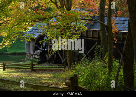 Historische Mabry Mill unter den bunten Bäume im Herbst entlang der Blue Ridge Parkway, Virginia versteckt. Stockfoto