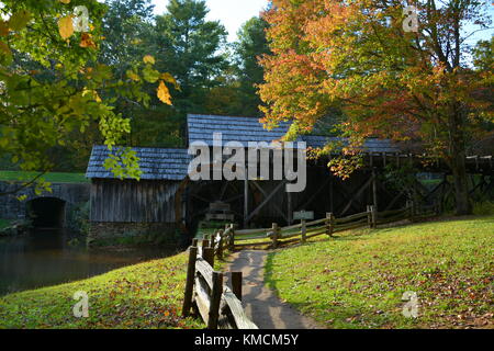 Eine Bahn lockt die neugierig einen Blick auf das Wasserrad und Kopf Rennen in historischen Mabry Mill auf dem Blue Ridge Parkway in Virginia zu erhalten. Stockfoto