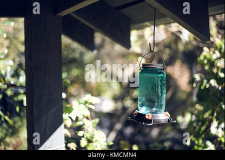 Hausgemachte Kolibrizufuhr Stockfoto