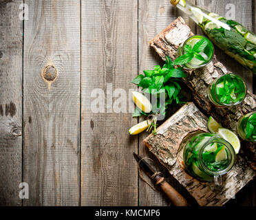 Das Konzept der Mojito cocktail Cocktail auf einem Stand aus Holz mit Limetten und Minze. freier Platz für Text. top View Stockfoto