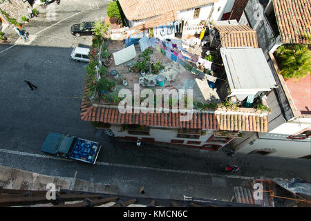 Taxco, Guerrero, Mexiko - 2017: Eine typische Ansicht der Stadt mit Kopfsteinpflaster und weiß und rot Häuser mit Ziegeldächern Stockfoto