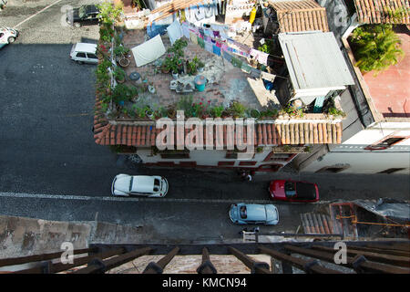 Taxco, Guerrero, Mexiko - 2017: Eine typische Ansicht der Stadt mit Kopfsteinpflaster und weiß und rot Häuser mit Ziegeldächern Stockfoto