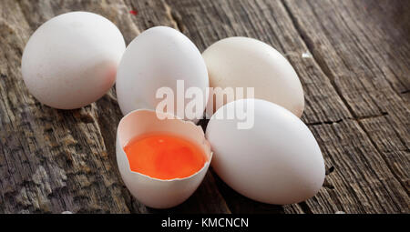 Weiße Frische Hühnereier auf alten Holz- Oberfläche. Detailansicht. Stockfoto