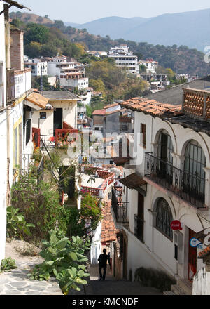 Taxco, Guerrero, Mexiko - 2017: Eine typische Ansicht der Stadt mit Kopfsteinpflaster und weiß und rot Häuser mit Ziegeldächern Stockfoto