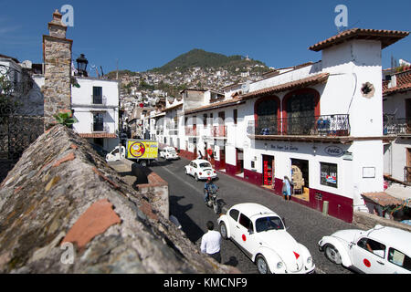 Taxco, Guerrero, Mexiko - 2017: Eine typische Ansicht der Stadt mit Kopfsteinpflaster und weiß und rot Häuser mit Ziegeldächern Stockfoto