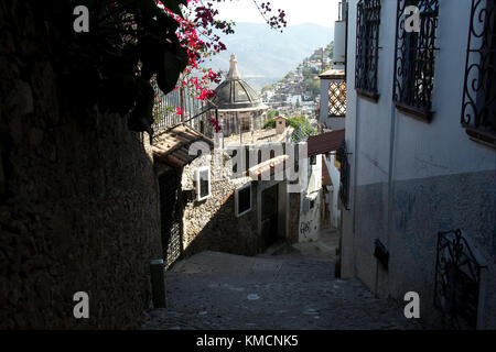 Taxco, Guerrero, Mexiko - 2017: Eine typische Ansicht der Stadt mit Kopfsteinpflaster und weiß und rot Häuser mit Ziegeldächern Stockfoto