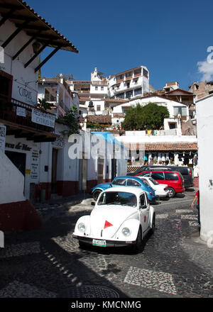 Taxco, Guerrero, Mexiko - 2017: Eine typische Ansicht der Stadt mit Kopfsteinpflaster und weiß und rot Häuser mit Ziegeldächern Stockfoto