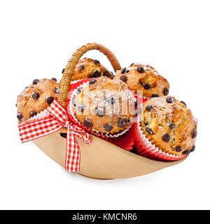 Choc Chip Muffins in einem Korb isoliert auf weißem Stockfoto