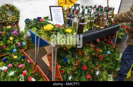 Marktstand ein Haus verkauft, Weine und Weihnachten Kranzniederlegung am Ritten Hall, Cheshire, UK. Stockfoto