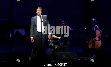 New York, NY - 10. Mai 2016: Raul esparza führt auf der Bühne während fröhlich Herz Stiftung würdigt Vizepräsident Joe Biden auf freudige Revolution Gala am Lincoln Center Stockfoto