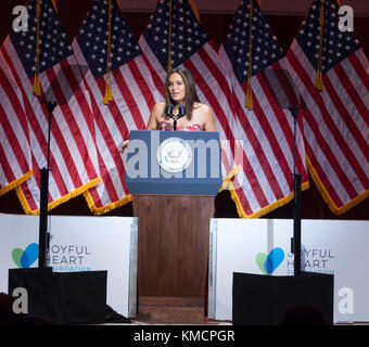 New York, NY - 10. Mai 2016: Mariska Hargitay spricht auf der Bühne während fröhlich Herz Stiftung würdigt Vizepräsident Joe Biden auf freudige Revolution Gala am Lincoln Center Stockfoto