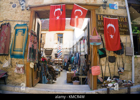 Basar, Souvenir Shop in einer kleinen Gasse, Kaleici, der Altstadt von Antalya, Türkische Riviera, Türkei Stockfoto