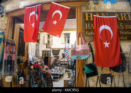 Basar, Souvenir Shop in einer kleinen Gasse, Kaleici, der Altstadt von Antalya, Türkische Riviera, Türkei Stockfoto