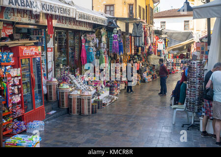 Basar, Souvenirläden in einer Gasse der Altstadt Kaleici, Antalya, Türkische Riviera, Türkei Stockfoto