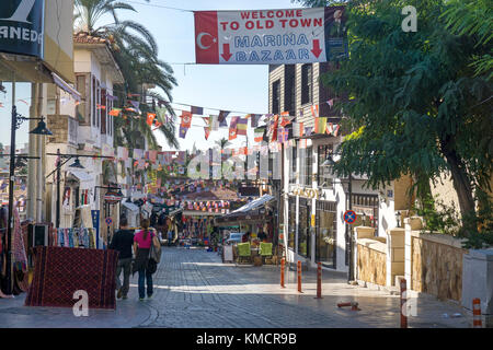 Basar, Souvenirläden in einer Gasse der Altstadt Kaleici, Antalya, Türkische Riviera, Türkei Stockfoto