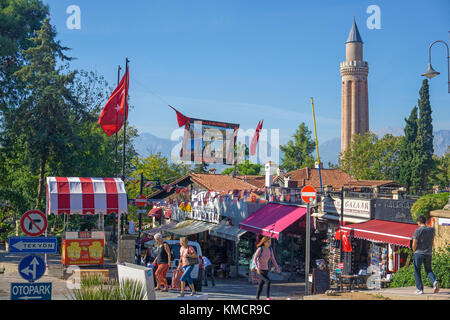 Basar, Souvenirläden und Yivli Minarett im Kaleici, der Altstadt von Antalya, Türkische Riviera, Türkei Stockfoto