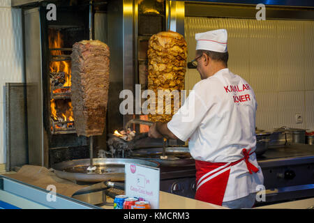 Döner am Kalekapisi, Grenze zur Altstadt Kaleici, Antalya, Türkische Riviera, Türkei Stockfoto