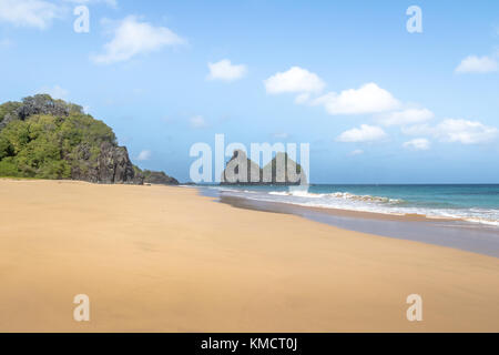 Morro Dois Irmaos und Strand (Praia do Bode Bode) - Fernando de Noronha, Pernambuco, Brasilien Stockfoto