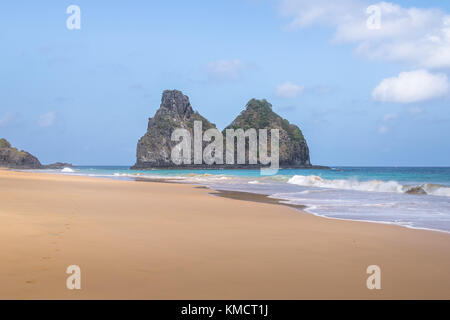 Morro Dois Irmaos und quixaba Strand (Praia da quixaba) - Fernando de Noronha, Pernambuco, Brasilien Stockfoto