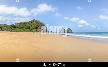 Morro Dois Irmaos und Strand (Praia do Bode Bode) - Fernando de Noronha, Pernambuco, Brasilien Stockfoto