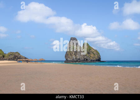 Morro Dois Irmaos und cacimba do padre Strand - Fernando de Noronha, Pernambuco, Brasilien Stockfoto