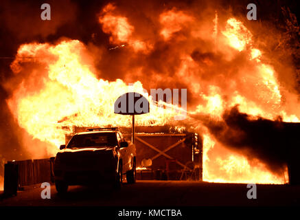 Santa Paula, Kalifornien, USA. 4. Dez, 2017. feuerwehrmänner ein Santa Ana wind Schlacht - angetriebene Bürste Feuer die Thomas Brand, bis 31 explodierte genannt, 00 Hektar mit null Prozent Eindämmung übernachtung Montag in frühen Dienstag Morgen, nach County Fire Beamten zu Ventura. Credit: Gene Blevins/zuma Draht/alamy leben Nachrichten Stockfoto