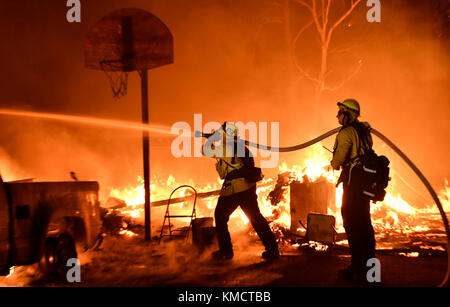 Santa Paula, Kalifornien, USA. 4. Dez, 2017. feuerwehrmänner ein Santa Ana wind Schlacht - angetriebene Bürste Feuer die Thomas Brand, bis 31 explodierte genannt, 00 Hektar mit null Prozent Eindämmung übernachtung Montag in frühen Dienstag Morgen, nach County Fire Beamten zu Ventura. Credit: Gene Blevins/zuma Draht/alamy leben Nachrichten Stockfoto