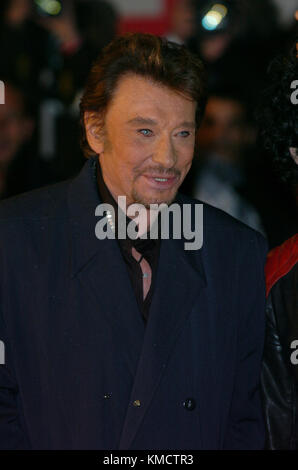 Datei. Dezember 2017. Frankreichs größter Rockstar JOHNNY HALLYDAY (* 15. Juni 1943, gestorben am 6. Dezember 2017) ist an Lungenkrebs gestorben, sagt seine Frau. Er war 74. Der Sänger Jean-Philippe Smet verkaufte etwa 100 Millionen Schallplatten und spielte in einer Reihe von Filmen eine Rolle. 1997 wurde er von Präsident Jacques Chirac zum Chevalier der Legion D’Honneur ernannt. ABBILDUNG: 29. Januar 2012 - Cannes, Frankreich - JOHNNY HALLYDAY nimmt an den NRJ Music Awards 2012 im Palais des Festivals in Cannes Teil. Quelle: Frederick Injimbert/ZUMAPRESS.com/Alamy Live News Stockfoto