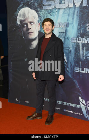 Berlin, Deutschland. Dezember 2017. Iwan Rheon bei der Premiere des Films Alien Invasion: S.U.M.1 im Cinestar im Sony Center am Potsdamer Platz in Berlin, Deutschland, Montag, 4. Dezember 2017 *** Lokale Bildunterschrift *** | Verwendung weltweit Credit: dpa/Alamy Live News Stockfoto