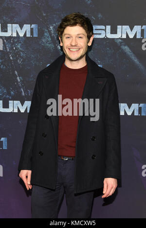 Berlin, Deutschland. Dezember 2017. Iwan Rheon bei der Premiere des Films Alien Invasion: S.U.M.1 im Cinestar im Sony Center am Potsdamer Platz in Berlin, Deutschland, Montag, 4. Dezember 2017 *** Lokale Bildunterschrift *** | Verwendung weltweit Credit: dpa/Alamy Live News Stockfoto