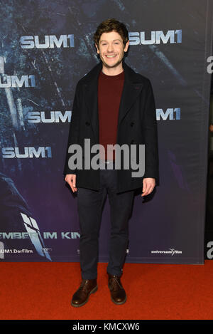 Berlin, Deutschland. Dezember 2017. Iwan Rheon bei der Premiere des Films Alien Invasion: S.U.M.1 im Cinestar im Sony Center am Potsdamer Platz in Berlin, Deutschland, Montag, 4. Dezember 2017 *** Lokale Bildunterschrift *** | Verwendung weltweit Credit: dpa/Alamy Live News Stockfoto