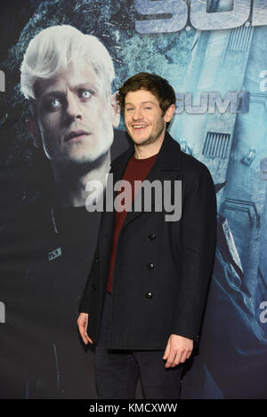 Berlin, Deutschland. Dezember 2017. Iwan Rheon bei der Premiere des Films Alien Invasion: S.U.M.1 im Cinestar im Sony Center am Potsdamer Platz in Berlin, Deutschland, Montag, 4. Dezember 2017 *** Lokale Bildunterschrift *** | Verwendung weltweit Credit: dpa/Alamy Live News Stockfoto