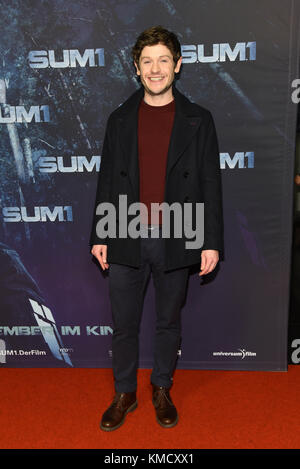 Berlin, Deutschland. Dezember 2017. Iwan Rheon bei der Premiere des Films Alien Invasion: S.U.M.1 im Cinestar im Sony Center am Potsdamer Platz in Berlin, Deutschland, Montag, 4. Dezember 2017 *** Lokale Bildunterschrift *** | Verwendung weltweit Credit: dpa/Alamy Live News Stockfoto