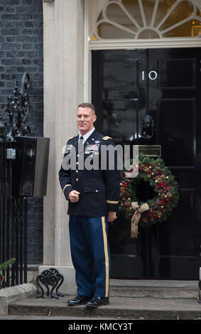 Downing Street, London, Großbritannien. 5. Dezember 2017. Colonel Ryan Dillon, Sprecher der gemeinsamen Task Force - Operation Inhärent Resolve, besucht das US-Zentralkommando am Morgen der wöchentlichen Kabinettssitzung die Downing Street. Operation Inhärent Resolve ist der operationelle Name des US-Militärs für die militärische Intervention gegen den Islamischen Staat Irak und Syrien. Quelle: Malcolm Park/Alamy Live News. Stockfoto