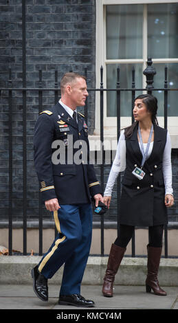 Downing Street, London, Großbritannien. 5. Dezember 2017. Colonel Ryan Dillon, Sprecher der gemeinsamen Task Force - Operation Inhärent Resolve, besucht das US-Zentralkommando am Morgen der wöchentlichen Kabinettssitzung die Downing Street. Operation Inhärent Resolve ist der operationelle Name des US-Militärs für die militärische Intervention gegen den Islamischen Staat Irak und Syrien. Quelle: Malcolm Park/Alamy Live News. Stockfoto