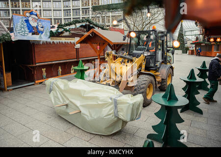 Berlin, Deutschland. 6. Dez 2017. Ein Bagger transportiert die eingravierten Betonstufen zum Mahnmal des Terroranschlags auf den Berliner Weihnachtsmarkt an der Gedächtniskirche in Berlin am 6. Dezember 2017. Das Denkmal für die Opfer des Berliner Weihnachtsmarktangriffs wird zum ersten Mal eingeweiht. Quelle: Gregor Fischer/dpa/Alamy Live News Stockfoto