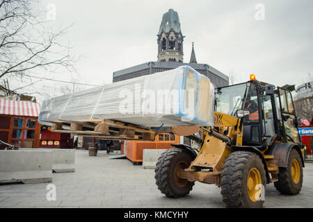 Berlin, Deutschland. 6. Dez 2017. Ein Bagger transportiert die eingravierten Betonstufen zum Mahnmal des Terroranschlags auf den Berliner Weihnachtsmarkt an der Gedächtniskirche in Berlin am 6. Dezember 2017. Das Denkmal für die Opfer des Berliner Weihnachtsmarktangriffs wird zum ersten Mal eingeweiht. Quelle: Gregor Fischer/dpa/Alamy Live News Stockfoto