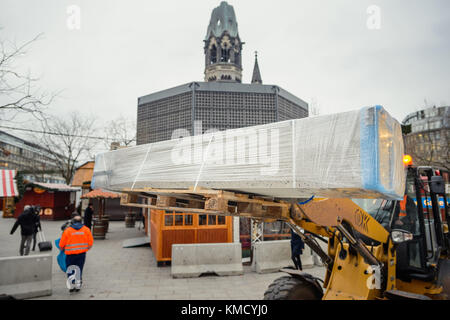 Berlin, Deutschland. 6. Dez 2017. Ein Bagger transportiert die eingravierten Betonstufen zum Mahnmal des Terroranschlags auf den Berliner Weihnachtsmarkt an der Gedächtniskirche in Berlin am 6. Dezember 2017. Das Denkmal für die Opfer des Berliner Weihnachtsmarktangriffs wird zum ersten Mal eingeweiht. Quelle: Gregor Fischer/dpa/Alamy Live News Stockfoto