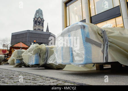 Berlin, Deutschland. 6. Dez 2017. Ein Bagger transportiert die eingravierten Betonstufen zum Mahnmal des Terroranschlags auf den Berliner Weihnachtsmarkt an der Gedächtniskirche in Berlin am 6. Dezember 2017. Das Denkmal für die Opfer des Berliner Weihnachtsmarktangriffs wird zum ersten Mal eingeweiht. Quelle: Gregor Fischer/dpa/Alamy Live News Stockfoto