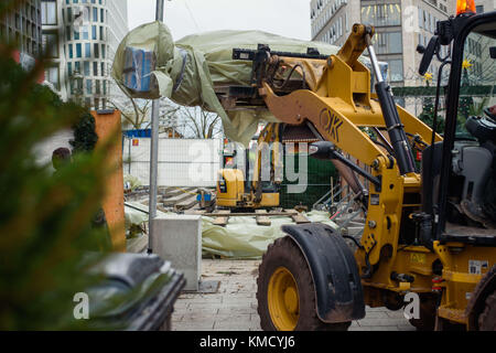 Berlin, Deutschland. 6. Dez 2017. Ein Bagger transportiert die eingravierten Betonstufen zum Mahnmal des Terroranschlags auf den Berliner Weihnachtsmarkt an der Gedächtniskirche in Berlin am 6. Dezember 2017. Das Denkmal für die Opfer des Berliner Weihnachtsmarktangriffs wird zum ersten Mal eingeweiht. Quelle: Gregor Fischer/dpa/Alamy Live News Stockfoto