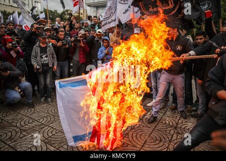 Gaza, Gaza. 06 Dez, 2017. Palästinenser einen israelischen und amerikanischen Flagge während eines Protestes gegen wahrscheinlich Absicht, die uns der Präsident der Trumpf der Stadt Jerusalem als Hauptstadt von Israel zu erkennen, in Gaza, Gaza, 06. Dezember 2017 brennen. Quelle: Wissam Nassar/dpa/alamy leben Nachrichten Stockfoto
