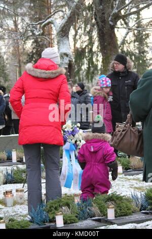 Vantaa, Finnland. Dezember 2017. Finnen gedenken an die gefallenen finnischen Lote des Zweiten Weltkriegs auf dem Heldenfriedhof am Unabhängigkeitstag. Quelle: Heini Kettunen/Alamy Live News Stockfoto