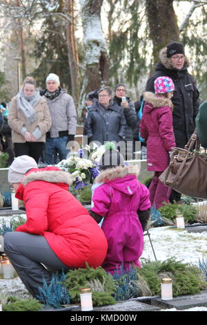 Vantaa, Finnland. Dezember 2017. Finnen gedenken an die gefallenen finnischen Lote des Zweiten Weltkriegs auf dem Heldenfriedhof am Unabhängigkeitstag. Quelle: Heini Kettunen/Alamy Live News Stockfoto