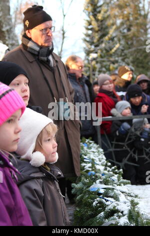 Vantaa, Finnland. 6 Dez, 2017. Finnen Gedenken an den Zweiten Weltkrieg finnische Lote in den Friedhof am Unabhängigkeitstag gefallen. Credit: Heini Kettunen/Alamy leben Nachrichten Stockfoto