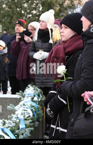 Vantaa, Finnland. 6 Dez, 2017. Finnen Gedenken an den Zweiten Weltkrieg finnische Lote in den Friedhof am Unabhängigkeitstag gefallen. Credit: Heini Kettunen/Alamy leben Nachrichten Stockfoto