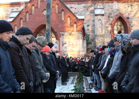 Vantaa, Finnland. 6 Dez, 2017. Tag der Unabhängigkeit Ehrenwache für WWII finnische Lote mit gewöhnlichen Menschen der selben Alter wie die Verstorbene gefallen. Credit: Heini Kettunen/Alamy leben Nachrichten Stockfoto