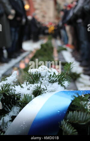 Vantaa, Finnland. 6 Dez, 2017. Tag der Unabhängigkeit Ehrenwache für WWII finnische Lote mit gewöhnlichen Menschen der selben Alter wie die Verstorbene gefallen. Credit: Heini Kettunen/Alamy leben Nachrichten Stockfoto