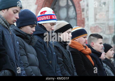 Vantaa, Finnland. 6 Dez, 2017. Tag der Unabhängigkeit Ehrenwache für WWII finnische Lote mit gewöhnlichen Menschen der selben Alter wie die Verstorbene gefallen. Credit: Heini Kettunen/Alamy leben Nachrichten Stockfoto