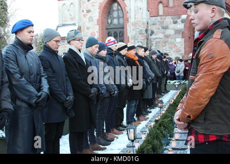 Vantaa, Finnland. 6 Dez, 2017. Tag der Unabhängigkeit Ehrenwache für WWII finnische Lote mit gewöhnlichen Menschen der selben Alter wie die Verstorbene gefallen. Credit: Heini Kettunen/Alamy leben Nachrichten Stockfoto