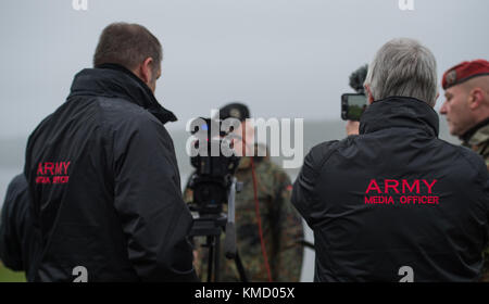 Artlenburg, Deutschland. November 2017 30. „Army Media Officer“ ist in rotem Schriftzug auf der Rückseite zweier britischer Soldaten während einer Militärübung in Artlenburg, Deutschland, am 30. November 2017 gedruckt. Quelle: Philipp Schulze/dpa/Alamy Live News Stockfoto